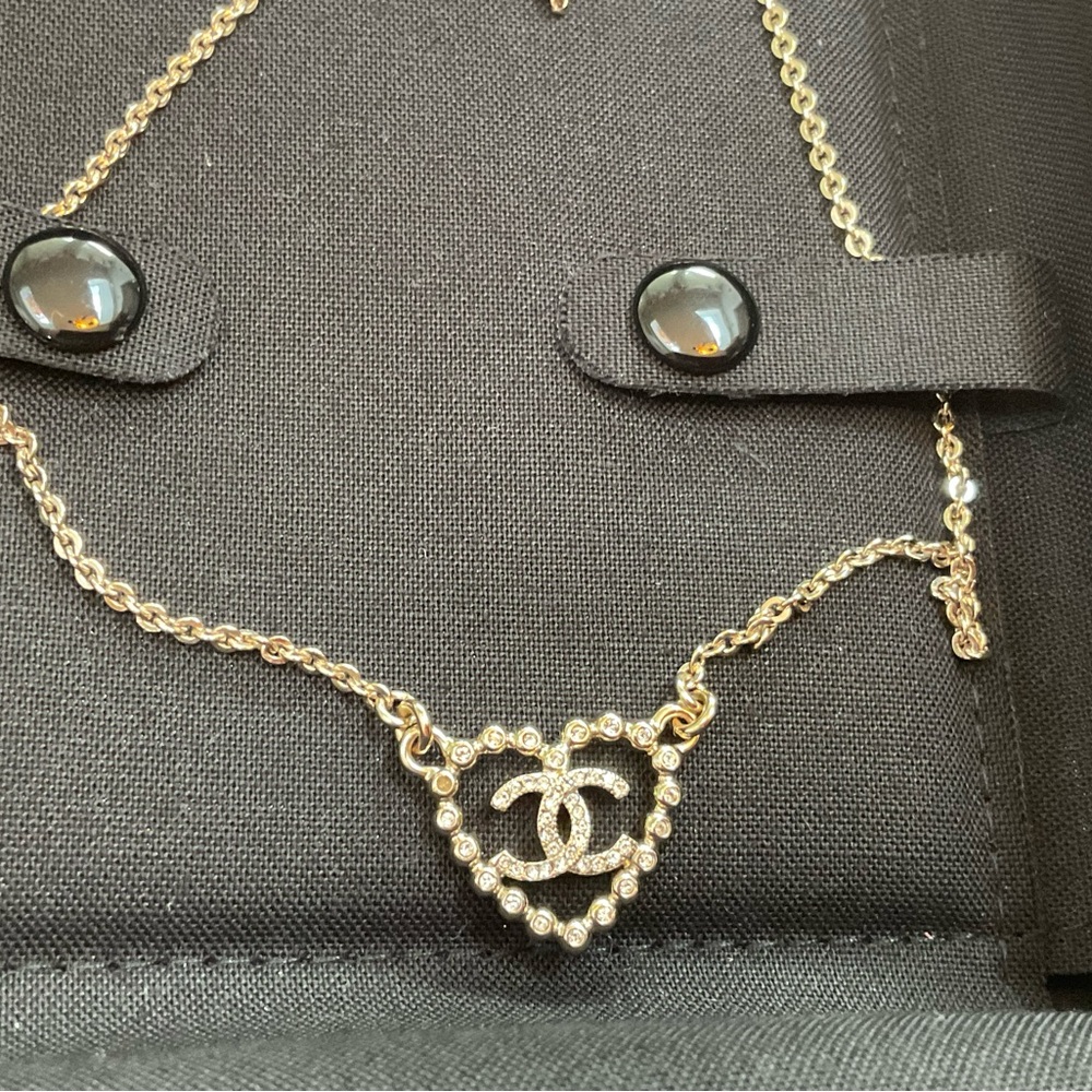 CHANEL GOLD HEART NECKLACE NWT AUTHENTIC